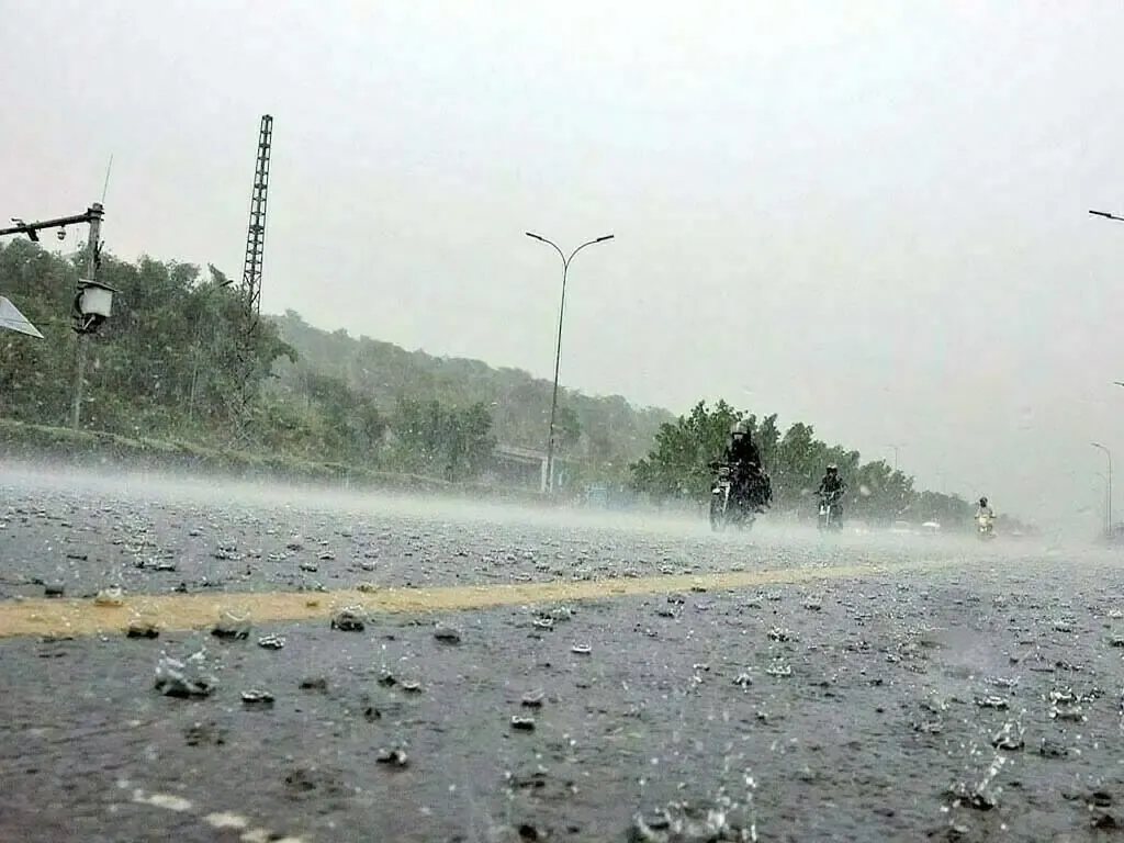 پنجاب میں بارش اور آندھی کا الرٹ، شہریوں کو احتیاط کی ہدایت
