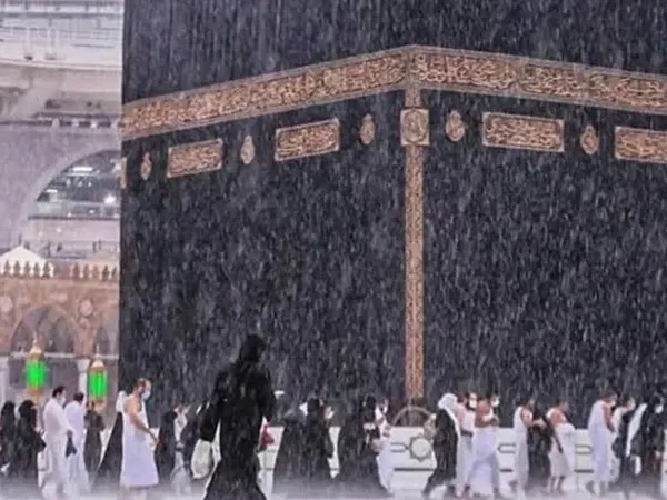 مکہ مکرمہ میں موسلادھار بارش، خانہ کعبہ کے طواف کے روح پرور مناظر سامنے آگئے