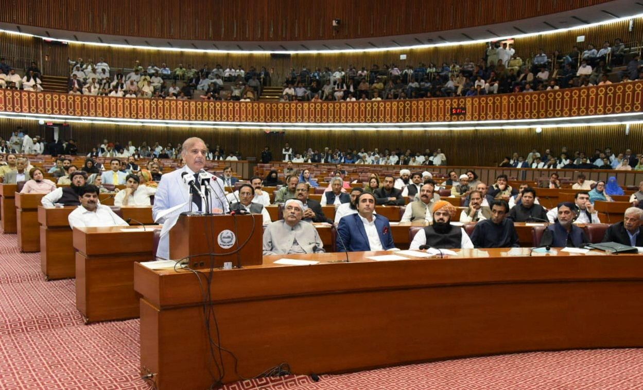 خیبرپختونخوا میں گورنر راج اور ایمرجنسی کی پارلیمنٹ سے منظوری، اپوزیشن کا احتجاج