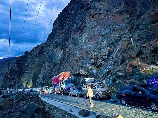 بلتستان روڈ پر پہاڑی تودے گرنے سے ہزاروں مسافر پھنس گئے