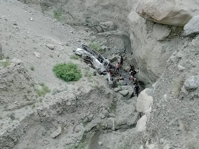 مری اور مظفرآباد میں دو خوفناک حادثات، بچوں سمیت 14 افراد جاں بحق