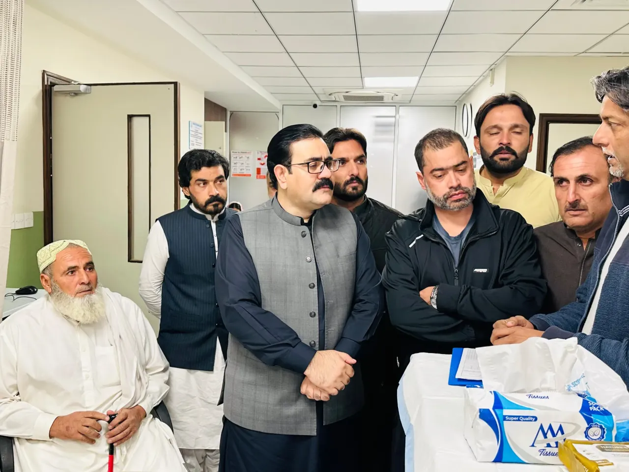 وزیر صحت بخت محمد کاکڑ اور معاون برائے داخلہ بابر یوسفزئی کی نوشکی کی زخمی طالبات کی عیادت