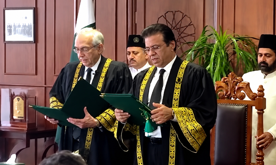 جسٹس منیب اختر نے قائم مقام چیف جسٹس سپریم کورٹ کے عہدے کا حلف اٹھا لیا
