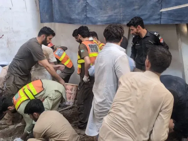 پشاور میں نجی اسکول کی چھت گرنے سے 28 بچوں اور 2 خواتین اساتذہ سمیت 30 افراد جاں بحق، 50 سے زائد زخمی